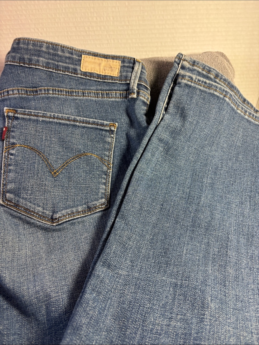 Ladies  Levi’s Demi Curve Classic Rise Straight Jeans Sz 12, Inseam 30”